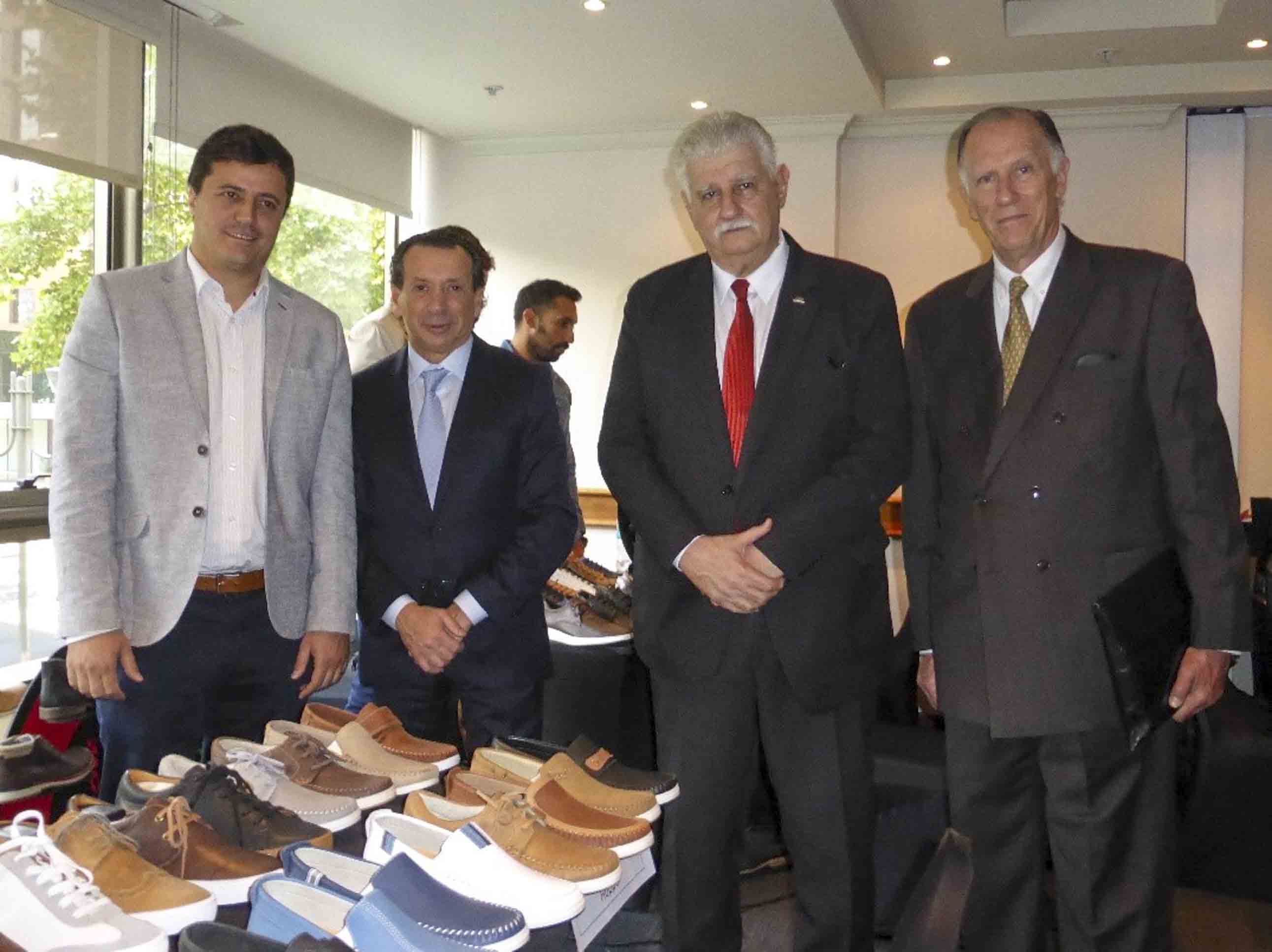 De izq. a derecha: Ing. Alejandro Wagner (AAICI), Embajador José Octavio Bordón, Ministro Dante Sica, Sr. Alberto Sellaro (CIC), Sr. Félix Halcartegaray (Fedeccal)