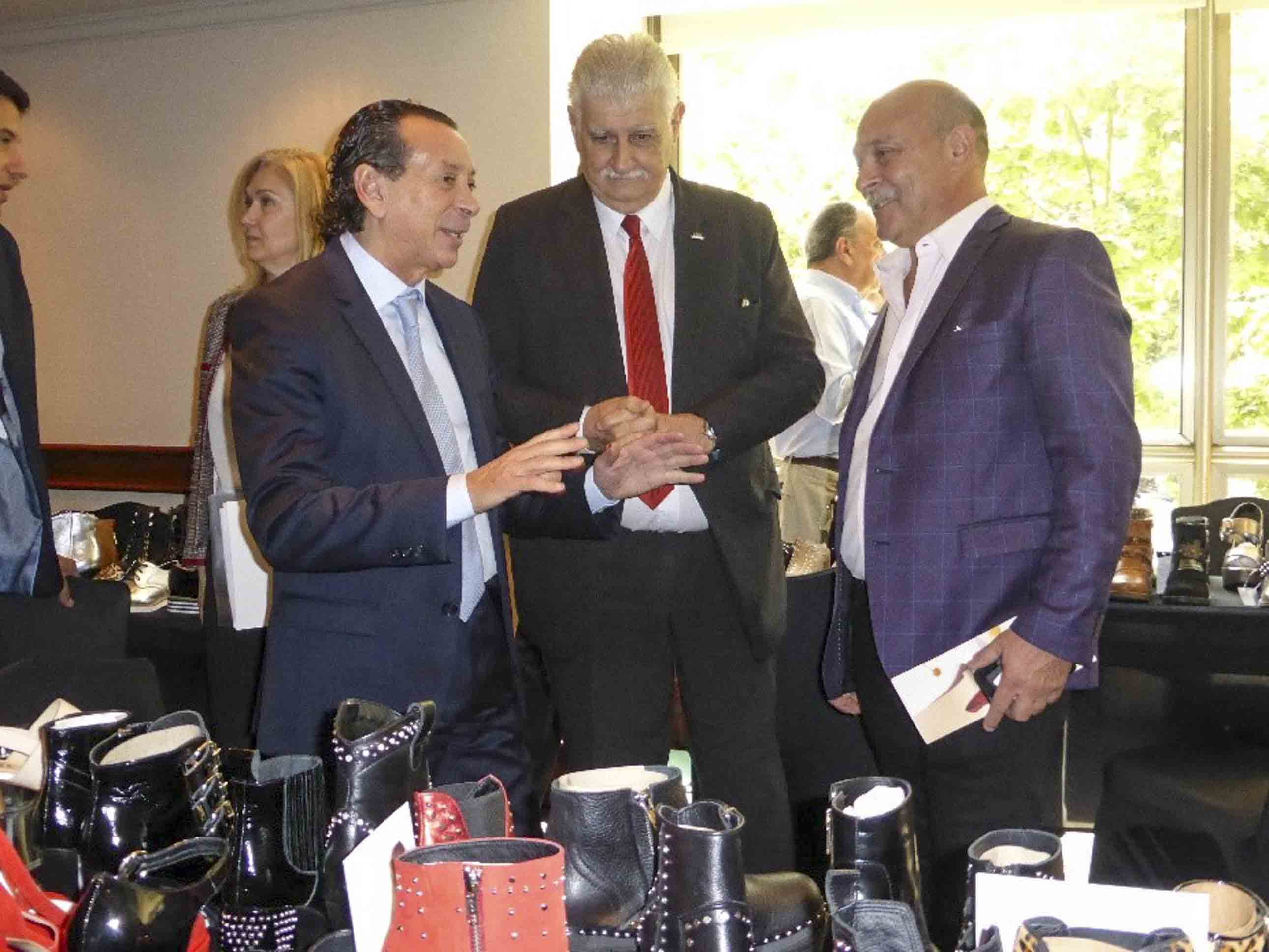 De izq. a derecha: Ing. Alejandro Wagner (AAICI), Embajador José Octavio Bordón, Ministro Dante Sica, Sr. Alberto Sellaro (CIC), Sr. Félix Halcartegaray (Fedeccal)