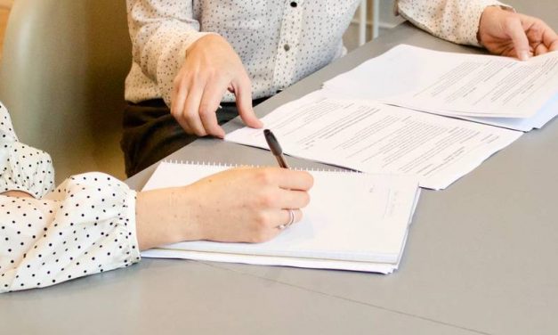 Exigibilidad de la exhibición del certificado de cumplimiento censal para realizar determinados trámites bancarios.