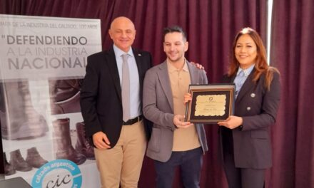 Entrega de placas a los socios que cumplieron sus Bodas con la institución